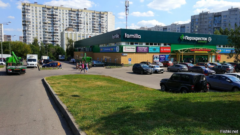 Я не пью.Чёт нет настроения.В Москве +18 и Солнце.Народа на улице много,молодёжь и мамочки,причём тусуются группками.Раньше больше двух не собирались.Вчера затемно во дворе подростки устроили фаер-шоу.Минут 15 взрывали фейерверки.Народ расслабился.Ментов никто не вызывал.Я машу ручкой из 17-ти этажки