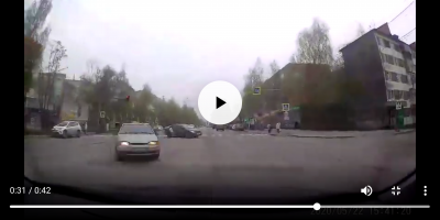 Я конечно дико извиняюсь, но светофор там регулировать надо. Либо рисовать стоп-линию перед вторым пересечением, где авария и случилась. Конкретно здесь автор четко шел на красный.