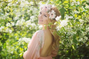 Если набрать в фотояндексе "девушка и яблоня" - в 90% такая же фигня как у вас. А вот от профессионалов