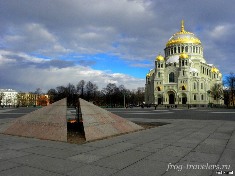 #онижедети реально тупые и глупые. Приехать ночью на машине без прав (водитель лишён прав) из Питера по Дамбе ночью в Кронштадт, чтобы пожарить сосиски на Вечном огне, найти себе на жопу кучу приключений и проблем.
Якорная площадь - знаковое общественное пространство, в центре Морской собор (Бог всё видит!), рядом памятник адмиралу Макарову, по периметру столбы с камерами...
Не стоило труда отследить приметную машину (на кадрах четко видно номера) от площади до дома, где они закончили поиск приключений.
Мужику 36 лет, девки за двадцатому, одна студентка института культуры... Нет ума, и уже не будет.