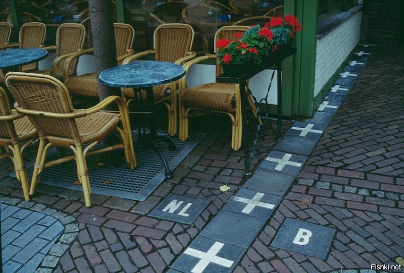 Пограничное кафе, в котором между столиками проходит граница между Бельгией и Нидерландами. и чо? там нет границы в нашем понимании!