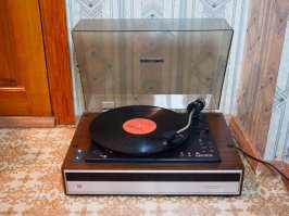 У меня вот такой до сих пор стоит (фото с тырнета). Радиотехника-001. Рабочий, но пасик надо менять