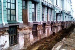 Ну пот как это объяснить? Всего за 1500-1900 лет над фундаментом здания образовался плодородный слой в 1,2-1,5м на столько, что он подходит под выращивание винограда? Во и идумаешь, что ребята обосновывающие тему "недавнего потопа и закопанных городов" не так уж не правы. Откуда то взялись миллионы тонн грунта, чтобы засыпать ровным слоем долину.
На Ютубе "Председатель СНТ" и "Джон Коннор" об этом вещают - просто показывают подобные факты на местах. Иногда смотрится писец как обоснованно.