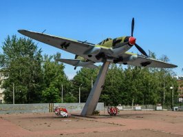 Ну, такой мемориал уместен, где-нибудь в парке или в комплексе типо Линии Сталина. Там бы уместно смотрелось, а в жилом районе, хватило бы просто мраморного обелиска, с написанием дат и войск павших героев.
Моё личное мнение, да и вообще я больше люблю когда технику воинской славы ставят на постамент, чтоб детишки  ходили и видели, на каких машинах и при помощи каких орудий, наши деды били фашистов. Так  сказать  - наглядно, что это не какие-то супер накачане мускулистые люди из гранита и бронзы победили, а обычные рабочие и крестьяне, пошедшие в армию, где им пришлось дать отпор армии, на которую работала 400-х миллионная Европа. А это очень не слабо.