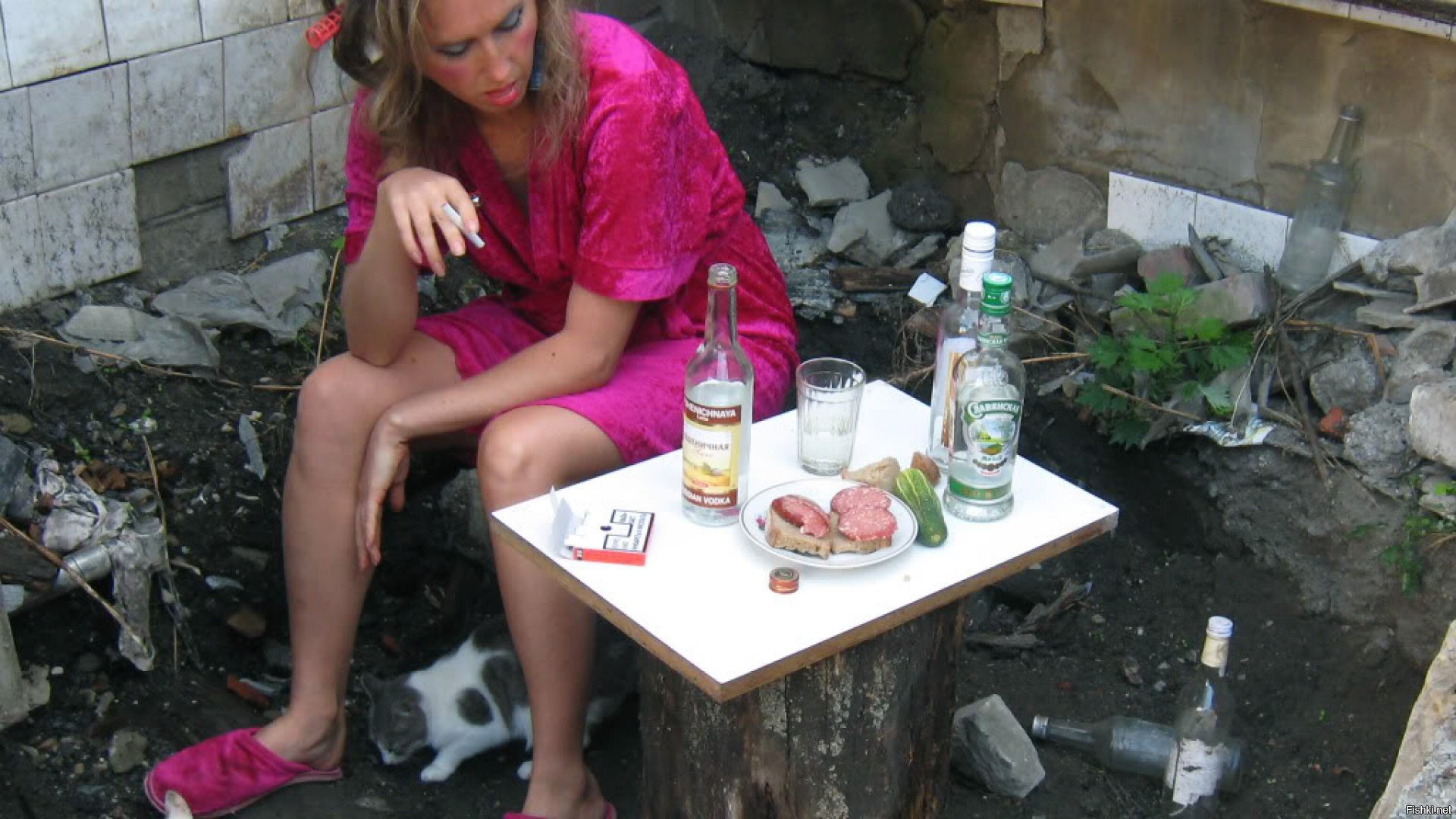 Подборка пьяных русских. Молодые девушки алкоголички. Деревенская пьяница женщина.