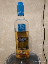 Брал как-то попробовать водку с чесноком и лавровым листом, прям в бутылке плавают. Не палёная вроде. Но потом я больше ни разу не видел такую, и не даром - редчайшая гадость! Стоит в самом дальнем углу уже с год - вдруг кому понравится? Я даже картинки в интернете не нашёл, пришлось сфотографировать.