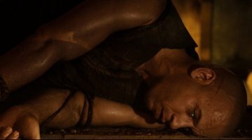 Итак. Погибла девушка мужика, походу любовница. Судя по фото жены и её лицу - кобра ещё та... Мужик решил "самоубиться".
 Не получилось. Тут и попёрло...
  А это... я чего-то Риддика вспомнил. Он и то, сначала на зверушке испытал.