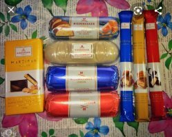 Марципан это измельчённых миндаль. Марципан используют в начинку конфет, шоколадок, тортов, с ним делают печенье, рогалики и огромную кучу десертов. Это очень вкусно. А в декор тортов использую мастику. Марципан выйдет довольно дорогим удовольствием. 
Да, мастика это сахар сахаром, ну так и леденцы и это сахар. Дети трескают, за ушами трещит. А вобще декор, хоть и съедобные есть не обязательно, в первую очередь это декор. Вы ж не едите шкурку от помидора в виде розочки на салате. Да, есть можно, но зачем?