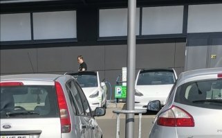 40 минут спустя. Ой, 2 белые теслы. Откуда? Их же не существует. Может у меня город волшебный?