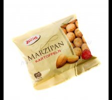 Марципан это измельчённых миндаль. Марципан используют в начинку конфет, шоколадок, тортов, с ним делают печенье, рогалики и огромную кучу десертов. Это очень вкусно. А в декор тортов использую мастику. Марципан выйдет довольно дорогим удовольствием. 
Да, мастика это сахар сахаром, ну так и леденцы и это сахар. Дети трескают, за ушами трещит. А вобще декор, хоть и съедобные есть не обязательно, в первую очередь это декор. Вы ж не едите шкурку от помидора в виде розочки на салате. Да, есть можно, но зачем?