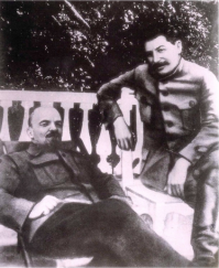 «Ленин и Сталин в Горках» (1922 год) – подделка. Её создали, чтобы показать трудящимся близкую дружбу Сталина с Лениным, когда здоровье Ульянова ухудшилось, и пришла пора выбирать преемника. Трудящиеся поверили.