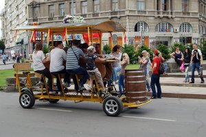 Нет свободных столиков? Тогда пригодится такая пивная повозка.