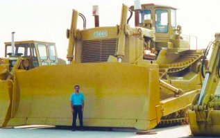 Скрытый лидер - АССО Dozer
Но на самом деле Komatsu D575A, не является самым большим бульдозером когда либо построенным в мире. Лидером остается итальянский трактор АССО Dozer, построенный в единственном экземпляре в начале 1980-х. Но так техника не серийная, он идет вне топа.

Характеристики Dozer впечатляли. Бульдозер имел 12 метров в длину, массу в 183 тонн(!) и два дизельных двигателя Caterpillar суммарной мощностью в 1350 л.с. Отвал шириной 7 метров и высотой 2,7 м. не назвать выдающимся по сравнению с Komatsu D575A, но тоже не маленький.
К сожалению судьба АССО Dozer, сложилась не удачно. Бульдозер строился специально по заказу Ливии, но из-за веденных санкций против этой страны правительство Италии запретило передачу машины заказчику.

Бульдозер простоял до 2012 года, не проработав ни часа. После чего он был выкуплен частной фирмой, где установлен как памятник.

Остальные бульдозеры выпускались ограниченной серией, не больше нескольких десятков единиц. Оно и не удивительно, такие большие и дорогие машины могут позволить себе, весьма ограниченное количество компаний по всему миру.