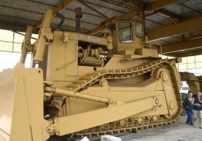 Скрытый лидер - АССО Dozer
Но на самом деле Komatsu D575A, не является самым большим бульдозером когда либо построенным в мире. Лидером остается итальянский трактор АССО Dozer, построенный в единственном экземпляре в начале 1980-х. Но так техника не серийная, он идет вне топа.

Характеристики Dozer впечатляли. Бульдозер имел 12 метров в длину, массу в 183 тонн(!) и два дизельных двигателя Caterpillar суммарной мощностью в 1350 л.с. Отвал шириной 7 метров и высотой 2,7 м. не назвать выдающимся по сравнению с Komatsu D575A, но тоже не маленький.
К сожалению судьба АССО Dozer, сложилась не удачно. Бульдозер строился специально по заказу Ливии, но из-за веденных санкций против этой страны правительство Италии запретило передачу машины заказчику.

Бульдозер простоял до 2012 года, не проработав ни часа. После чего он был выкуплен частной фирмой, где установлен как памятник.

Остальные бульдозеры выпускались ограниченной серией, не больше нескольких десятков единиц. Оно и не удивительно, такие большие и дорогие машины могут позволить себе, весьма ограниченное количество компаний по всему миру.