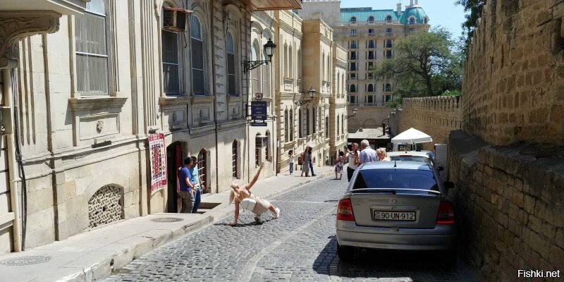 Старый город в Баку. Желающие провезти контрабанду.