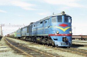 В силу служебных обязанностей, как-то в нулевые мне пришлось списать и отправить в металлолом тепловоз ТЭ3. Жалко? Да, и до сих пор. Но все не сохранить. Иначе вся Планета в свалку превратится.