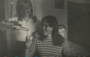 Подскажите что они пьют - по надписи"КЛЕЙ".