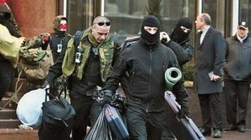 На Украине магазины не грабили. Грабили склады с оружием. Еще людей снайперы убивали под предводительством Порубия и всё. Ну еще сумасшедшая баба сожгла айтишника в отделении Партии Регионов.  
мелочи конечно.