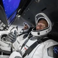 Меня одного смущает это фото?
Мне всегда казалось, что в космонавты набирают не просто отсеиванием худших, а отбором лучших из лучших. По зрению отсеивают на этапе предварительного медосмотра, нет?!
На крайний случай можно было одеть контактные линзы. Как в случае нештатной ситуации, при вибрации, этот очкарик будет выполнять аварийную последовательность???