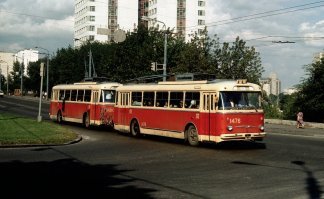 Из детства запомнились троллейбусы Шкода 9Тр в Киеве. Мы в 80-е часто ездили через Киев в Одессу отдыхать на море и в Киеве тормозились на пару-тройку дней погулять у отцовского институтского друга. В памяти почему то прочно засела эта картинка: красно-желтый троллейбус спаренный на сцепке, в нем были мягкие пружинные сиденья и очень мягкий ход. Они казались необычными и интересными, в Москве их не было.