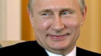 А чего только Грачёв? Вся правящая верхушка неплохо кормилась с Чеченской войны, приторговывая оружием, наркотиками, сведениями. Те же авизо, например.. 
А знаете кто поднялся больше всех? Это Ельцин. А помните кого он назначил своим приемником, и после кого начали взрываться жилые дома, чтоб можно было закрутить нужные гайки в законодательстве и продолжить весёлую денежную кооперацию в виде Второй Чеченской? Это был Путин.
Вся та кровища, которая была пролита - она на руках нынешнего президента, который делает всё чтоб остаться у власти и продолжать разворовывать народные богатства. Такие махинации не делаются одним человеком, даже если он министр.. это всегда договорняк со всеми кто при власти. Почему Литвиенко отравили? Да потому что знал много, это ж не банальная месть была, просто мог рассказать ещё кое-что, или сподвигнуть других людей сбежать за границу и вывалить кучу информации про нынешних властителей. А его убили, чтоб всем показать что  - "наши руки длинные".  А кто сейчас лучши друг и веерный пёс у Вовы - это Разман КаДыров. А кто помнит чем он занимался во время Чеченской войны? Погуглите.