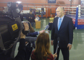 Н. Валуев - хорошо образованный и очень неглупый человек, достаточно один раз послушать его ответы на вопросы любого интервью - право, проникаешься уважением. Мне довелось однажды.

Вдумчиво, корректно, по существу. И не без юмора.

Это нынешний мэр Киева создаёт в информационном пространстве впечатление, что боксёр, да ещё тяжеловес не может не быть косноязычным.

Фото моё.