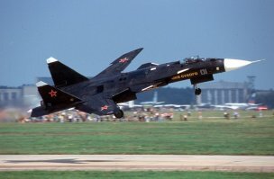 Где-то я подобное уже слышал, а СУ-47 Беркут, предельная скорость на высоте: 2500 км/ч (ограничена на 900 км/ч в связи с разрушающими нагрузками на крыло и центроплан).