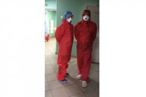 Идем с подругой на пляж.