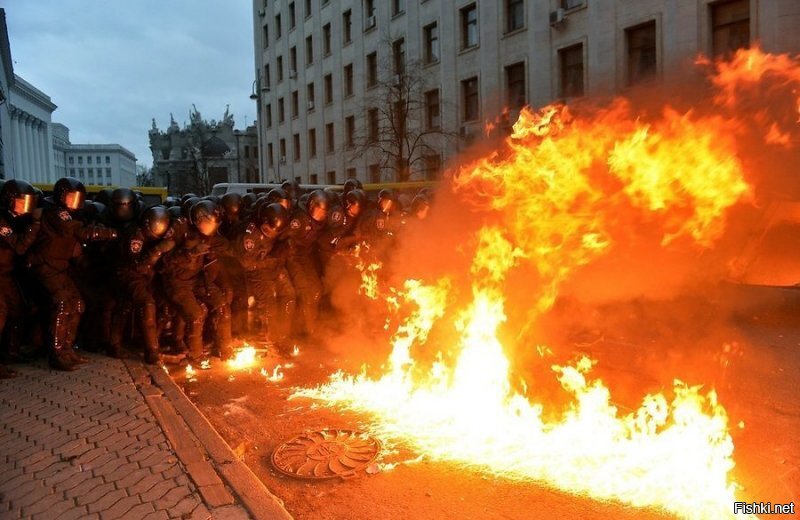 В 2014 году,пиндосы это одобряли,возмущались тоталитарным Януковичем смотря cnn,пора и на своей шкуре это прочуствовать....А еще Ирак,Ливия,Сирия,Югославия.....Хорошо смотреть это по телеку,хреново из окна своей квартиры....