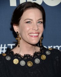 "Тот отей который растил..."
Не всегда это так. Когда выгоднее стать дочерью известного биологического отца, который ни дня с ней не провел в детстве - это правило не действует...

"Тайлер родилась под именем Лив Рандгрен в больнице «Mount Sinai» в Восточном Гарлеме, Нью-Йорк[1]. Она является единственной дочерью модели и певицы Биби Бьюэлл и музыканта Стивена Тайлера, лид-вокалиста рок-группы Aerosmith. Своё имя Тайлер получила в честь норвежской актрисы Лив Ульман. До девятилетнего возраста Лив считала своим биологическим отцом музыканта Тодда Рандгрена, за которым её мать была замужем. Правда открылась после того, как Лив обратила внимание, что невероятно похожа на дочь Стивена Тайлера, Мию Тайлер.
Впоследствии Лив взяла фамилию своего биологического отца..."