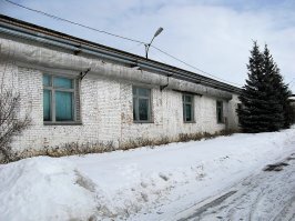 "За что в СССР убили изобретателя перфторана"
Как всегда, зловещий заголовок и полный набор советской жути: КГБ, партократы, тоталитарные академики... Казалось бы, после уничтожения империи зла перфторану уготовано блестящее будущее и лидирующее положение на мировом рынке. Однако в свободной России что-то никто не хотел вкладывать деньги в гениальное изобретение. 25 лет предприятие по производству препарата не вылезало из долгов и размещалось вот в таком замечательном здании:
Потом ОАО было реорганизовано в ООО, а в 2018 году отечественные оптимизаторы всего и вся окончательно его закрыли.
