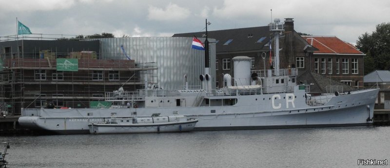 Тральщик "HNLMS Abraham Crijnssen" в войну тоже маскировали под остров, но у него обводы совершенно другие.
