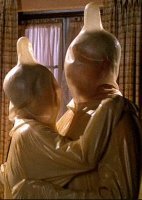 Пассажирка самолёта закуталась в полиэтилен, чтобы спастись от коронавируса