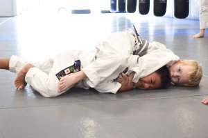 Ну кто так душит? Мой сынишка в пять лет лучше душит.
Осторожно. Не толерантное фото.