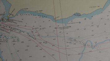 Это расстрел брошенной Mother-ship , не более того , людей на этом плав сарае не было . 
Бабуины на них возят пушечное мясо , припасы воды, еды и топлива с оружием , имеют средства навигации и AIS для контроля за окружающей акваторией , и также буксируют абордажные лодки .
На снимке аналог расстреляной лайбы (сам снимал и вдогонку пострелял) и примерное  нахождение оной в географической точке с очень фривольным обозначением , как Баб-Эль-Мандебский пролив 
Ну и стандартный джентльменский набор на мостике на переходе между Суэцем и Шри-Ланкой