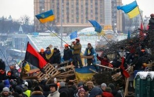 Украина, Куйв, Майдан. Украинские туземцы подняли восстание против своего президента, за право стать американской колонией. Сегодня процесс завершен - колония Украина управляется из Вашингтона, с помощью колониальной администрации наместника Зели.