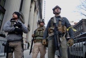 Вроде в Америке можно использовать огнестрельное оружие для защиты себя и своей собственности.
Мне конечно с дивана виднеется, но если б мой магазин грабили во время погромов, то я бы как минимум его бы застраховал от погрома, учитывая что это уже далеко не первый раз в США происходит, и спал бы спокойно зная, что как бы негры не пыжились - страховая мне покроет ущерб.
А если , по какой-то причине у меня не было бы страховки от такой беды, я бы дежурил у своего магазина с дробовиком, наверное даже бы один магазин с травматическими патронами снарядил и второй (на самый крайний случай) уже картечью 0000.
В целом , судя по новостям, многие граждане так и поступают.