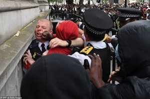 На секунду показалось что тот мент, которого приложили черномазым кулаком к стенке, Николас Эйнджел из "Типа крутые легавые"