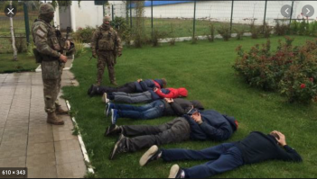 С чьего газона?