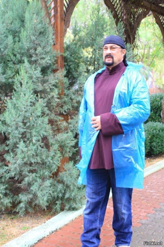 Приходил он к нам в парк в Геленджике
Никто не бросился автограф брать
а я от выходного не отказалась )))
популярность его далеко в прошлом