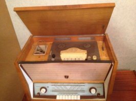 мои
первые два батя покупал, остальные -- я
был ещё какой-то импортный двухкассетник малоизвестной фирмы, не помню названия