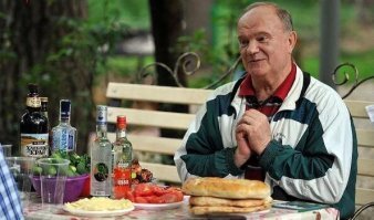 Бутылки алкоголя как правильно подобраны, размещены, и повёрнуты этикеткой))