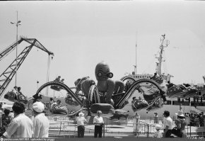 Для слабонервных был такой аттракцион.

.