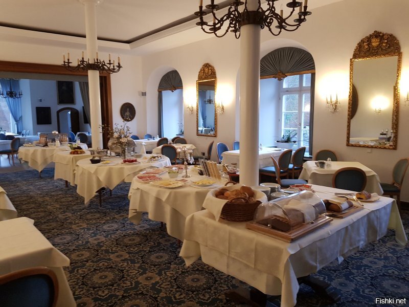 Я такое пару месяцев назад пережил. Отель в замке, очень колоритный. Тут паника, вирус то- сё. Закрывать ещё не велят, но и впускать не разрешают. Я в одиночестве завтракал в огромной зале. За мной закрыли весь отель на несколько недель.