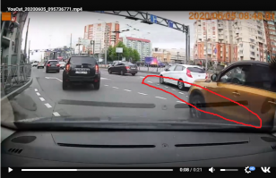 Вот Вам "покадрово" как рыжик перестраивается в бочину рега. А ещё фото с панорам яндекса, чтоб было понятно разметку