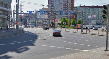 Вот Вам "покадрово" как рыжик перестраивается в бочину рега. А ещё фото с панорам яндекса, чтоб было понятно разметку