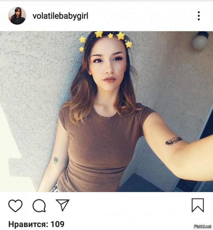 Тем, кто пишет о несовпадение татуировок: у ней тату на ОБЕИХ руках и "меняют" они положение в зависимости от режима съёмки камеры - в режиме "селфи" они зеркальные.