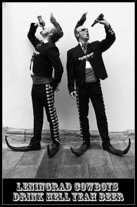 Мужчина из Румынии делает обувь  для социального дистанцирования