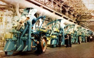 На уборку хлопка вывозят всех кто есть студенты, школьники, воспитатели детсадов, учитиля и пр. бюджетники (в мою бытность из Ташкента студентов забирать перестали). Фоткать нельзя из-за детского ручного труда, против Узбекистана еще в 2000-х вводили из-за этого саннкции, мол детский труд, ай-яй-яй, и вообще их хлопок не покупать. Узбекистан конечно же обещал с этим бороться.
А вообще в Ташкенте был завод Ташсельмаш, он как раз выпускал технику способную собирать хлопок, но хз почему, может хлопок руками собирать дешевле)) он загнулся, и местные власти решили что парк на месте завода лучше.