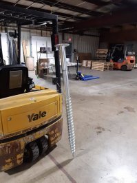 это не шуруп, а винтовая опора, кстати не самая большая, используется не только для установки солнечных панелей, а вообще в строительстве